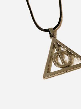 Harry Potter Movie Necklace Deathly Hallows Silvertone Spinning Wizard Pendant